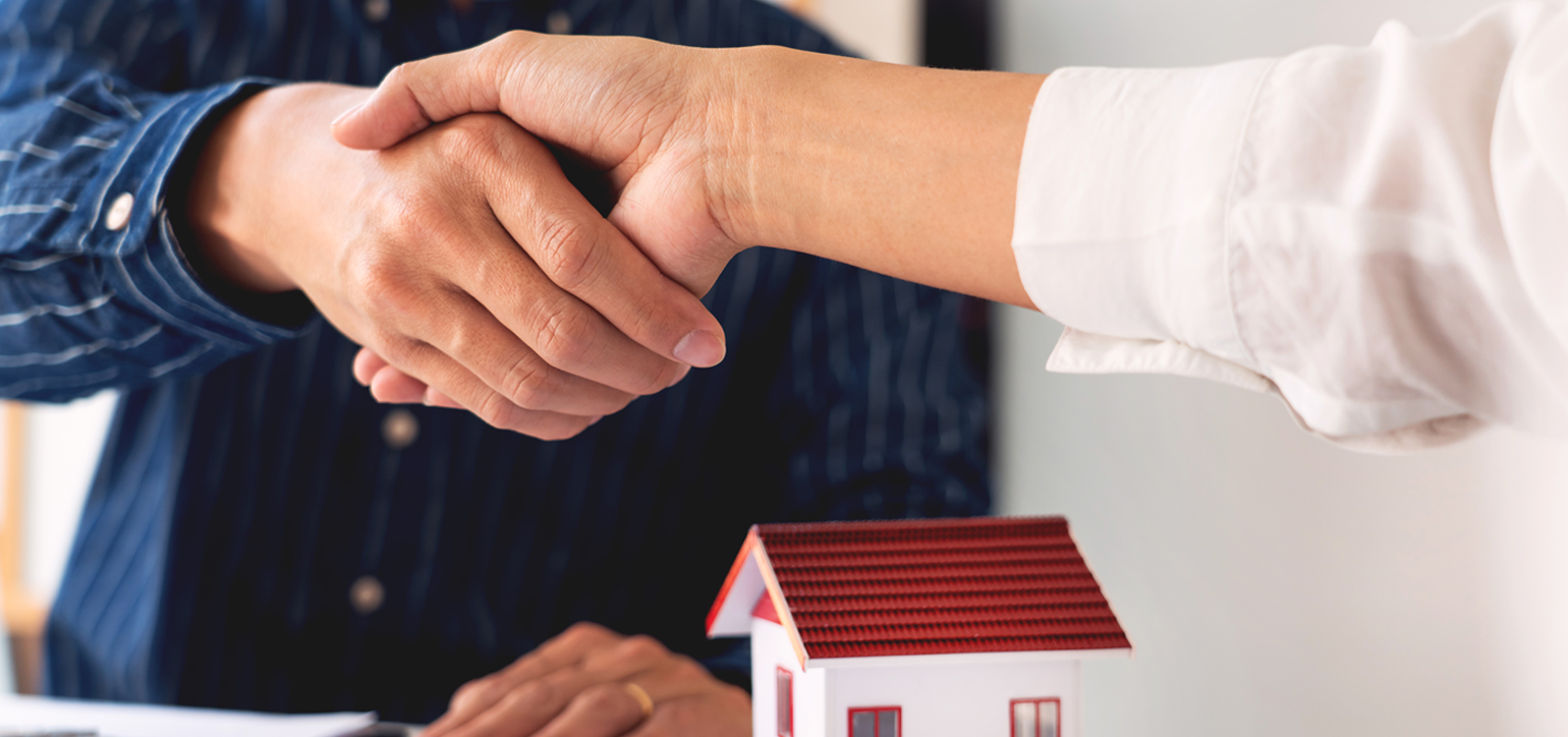 Image showing a broker shaking hands with a client